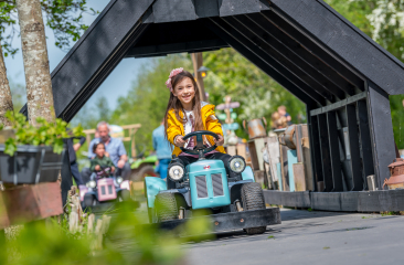 Beleef het leukste dagje uit bij Fien & Teun en ga op ontdekking door het themapark, vol leuke attracties, activiteiten en vrolijke parkshows.