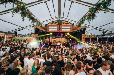 Grote menigte aan mensen aan het dansen bij Colorado Charlie 