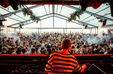 Michel de Hey draait voor een feestende menigte