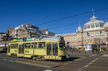 De Tourist Tram is een unieke Hop-on Hop-off verbinding in Den Haag tussen stad en strand