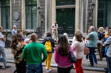 Verschillende locaties herinneren ons tot op heden aan het slavernijverleden en maken onderdeel uit van de stadswandeling Den Haag en Slavernij onder begeleiding van een gids