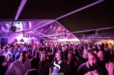 Mensen dansen op een strandfeest (c) Sparkling 