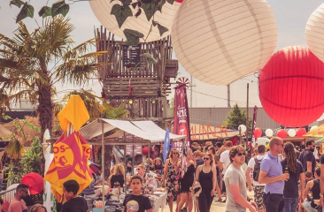 Bezoekers wandelen langs kraampjes met streetfood 