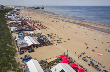 Een luchtfoto van het Scheveningse strand in de zomer