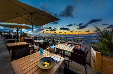 Foto van het terras van restaurant Waves