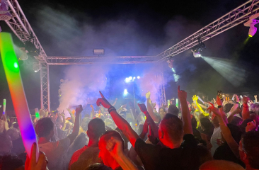 Feestende mensen (c) 90's only 