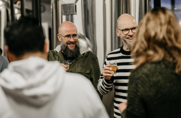 Deelnemers bij een bierproeverij met een bierglas 