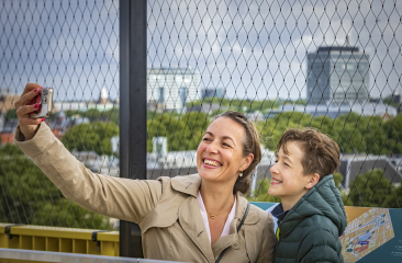 Moeder en zoon maken een selfie op het Binnenhof uitzichtpunt