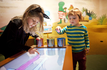 Twee kinderen ontdekken de tentoonstelling Ik ben Kikker (c)Eveline van Egdom