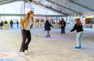 Mensen op schaatsbaan in Scheveningen