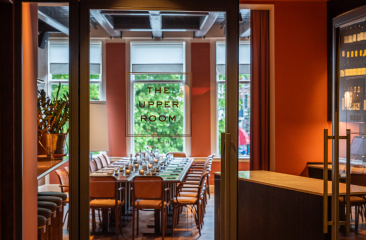 Lange gedekte tafel in restaurant Harper