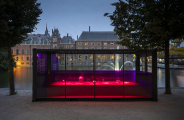 Tentoonstelling met gekleurde vitrine aan de Lange vijverberg in Den Haag