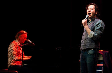 Bas Marée zingt en Johan Hoogeboom speelt piano 