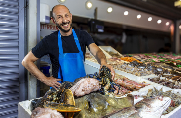 Visverkoper met een octopus in zijn hand