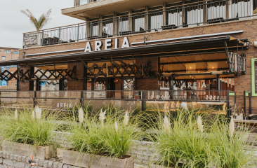 Restaurant Areia met zicht op de haven van Scheveningen gefotografeerd van buitenaf.