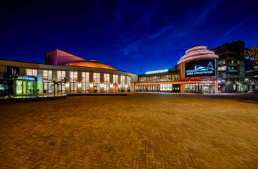 Voorkant van het AFAS Circustheater Scheveningen in de avond 