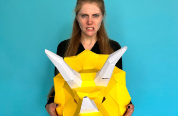 Tessa met papieren Triceratops