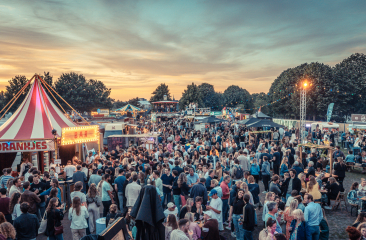 Foto vanaf bovenaf, mensen op festivalterrein Trek - Peter Lodder Fotografie