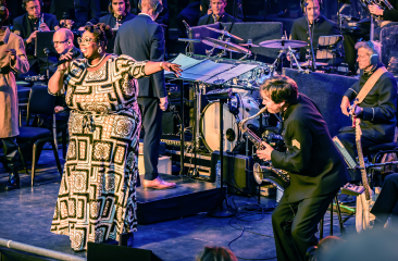 Shirma Rouse & Orkest Koninklijke Luchtmacht op het podium 