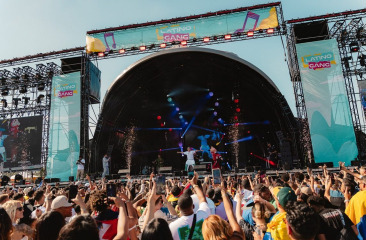 Mensen staan te dansen voor een groot podium (c) Latino gang Festival 