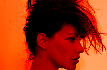 Portret met rood van zangeres Ellen ten Damme