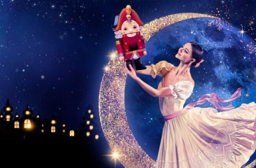 Ballerina danst met Notenkraker onder sterrenhemel