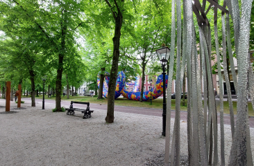 Lange Voorhout met sculpturen en blowUp Art bij Pulchri Studio.