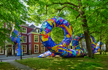 Kleurrijk kunstwerk op het Lange Voorhout tussen de bomen voor de gevel van Pulchri Studio
