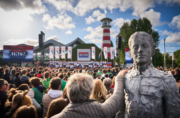 Drukbezochte Kinderherdenking bij Madurodam (c) Phil Nijhuis