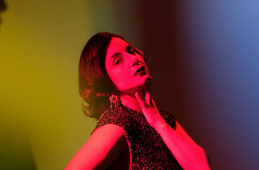 Vrouw in rood licht met artistieke achtergrond (c) Anne Claire de Breij