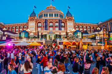 Dansend publiek bij Crazy Pianos op de boulevard