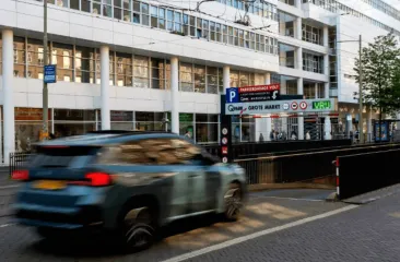 Een auto rijdt een parkeergarage in (c) Q-Park Een auto rijdt een parkeergarage in (c) Q-Park