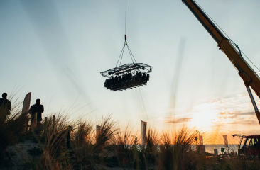 Dinerplatform zweeft in de lucht tijdens een zonsondergang (c) Jeremy Ziessen