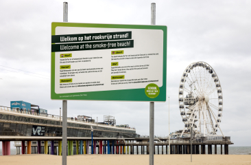 Bord op het strand naasr de Pier met Rookvrije zone regels.