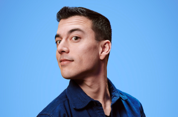 Portret van Andries Tunru van de zijkant maar wel kijkend in de camera als een soort knipoog van zelfverzekerdheid en grappig Foto: MARK-DAVID