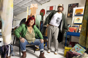 Twee mensen in vintagewinkel tussen kleding en platen