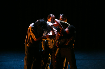 Dansers verstrengeld in intens fysiek moment (c) Mensja