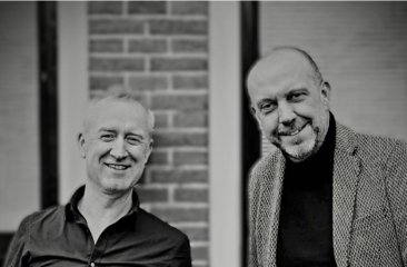 Portret zwart wit Cordenier & Casteleyn in deurpost.