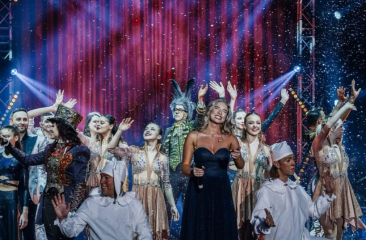 Finale circusshow met artiesten en sneeuwregen (c) Groot Kerstcircus 
