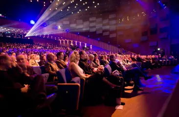 Publiek geniet van show in volle theaterzaal