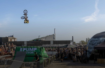 BMX-stunt in de lucht voor publiek bij pumptrack event (c) Pumpfactory