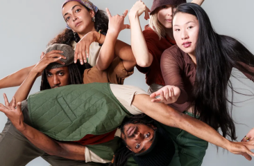 Vijf dansers zijn op artistieke wijze met elkaar verbonden door verschillende danshoudingen aan te nemen