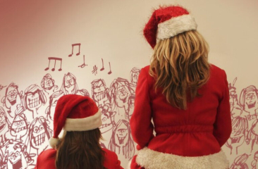 Twee vrouwen in kerstpakjes voor getekend zingend koor