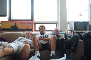 Goldband chillend op een bank in recordstudio Foto: Olivier S. Garcia