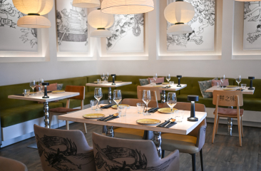 Modern Aziatisch restaurant Umamai by Hanmet artistieke details, sfeerverlichting en fraai gedekte tafels. Modern Aziatisch restaurant Umamai by Hanmet artistieke details, sfeerverlichting en fraai gedekte tafels.