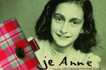 Afbeelding van Anne Frank en haar dagboek. Promobeeld voor "Je Anne" de musical 