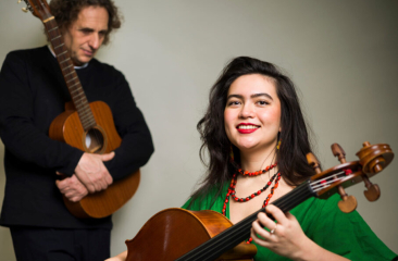 e Amsterdamse cellist en zangeres Chieko Donker en musicus Thijs Borsten met instrumenten Foto: Merlijn-Doomernik