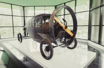 De spectaculaire Leyat Hélica 2H Conduite Intérieure uit 1921 op plateau in museum.