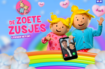 Twee vrolijke poppen van De Zoete Zusjes voor een regenboog met de tekst “De Zoete Zusjes lossen het op!”.