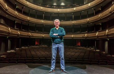 Harrie Jekkers op het podium van de Koninklijke Schouwburg foto Maarten Ederveen
